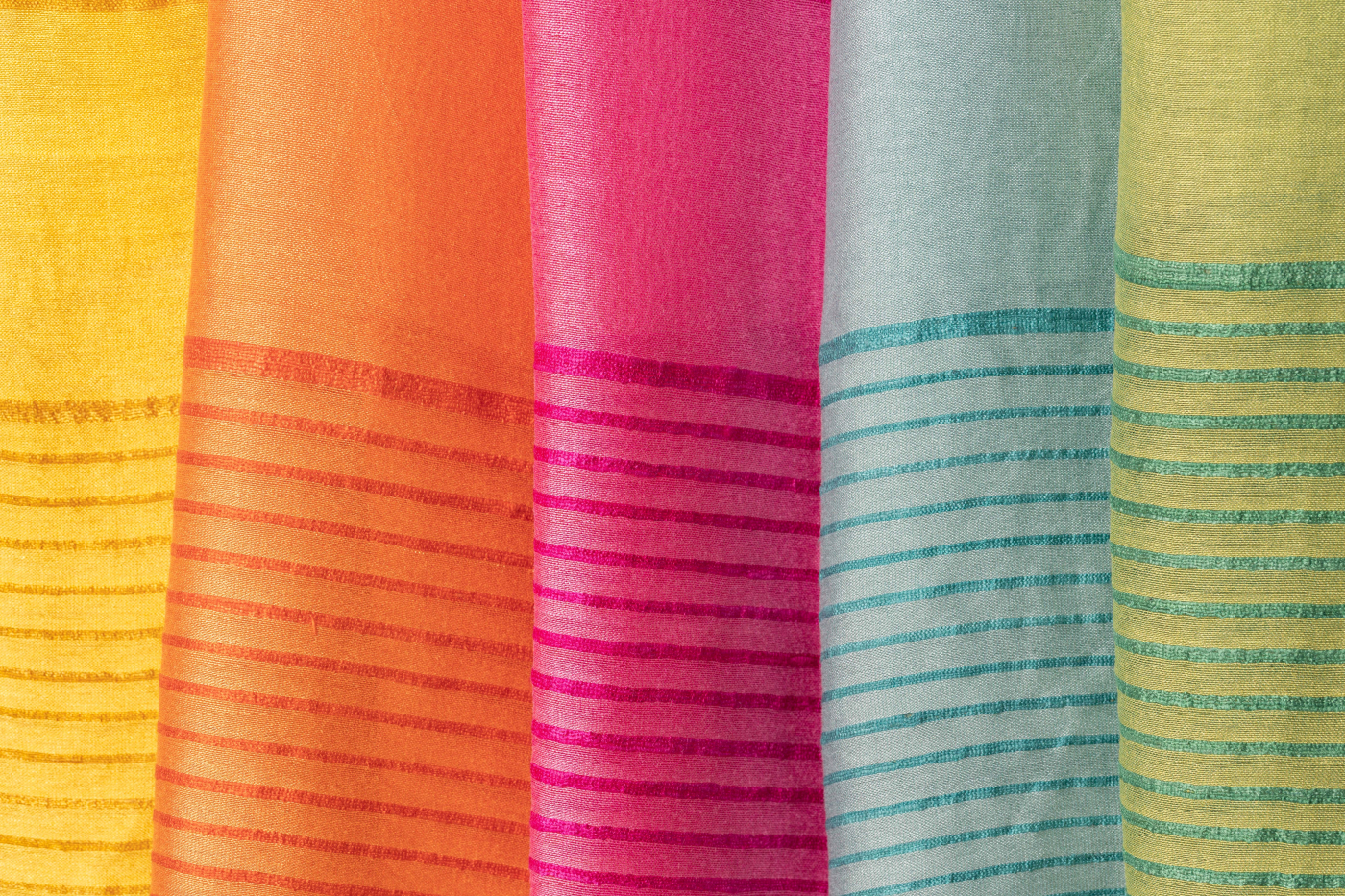 "Lines" Schal aus Viskose und Seide in Pink